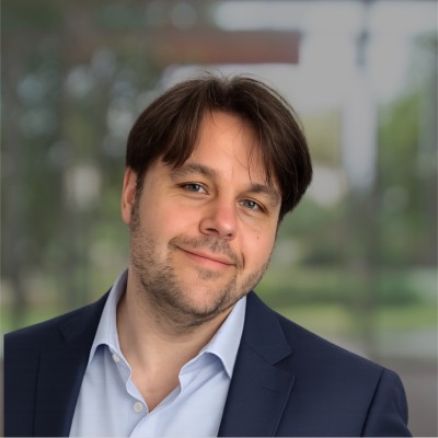 Porträt von Bastian Noffer, APPURION, vor unscharfem Hintergrund.